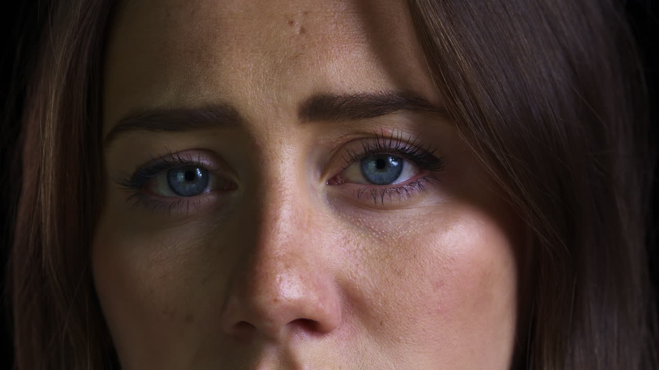 primer plano de una joven infeliz mirando tristemente a la cámara