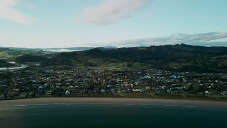 Vuelo-Panorámico-De-Drones-Sobre-Una-Pequeña-Ciudad-De-Vacaciones