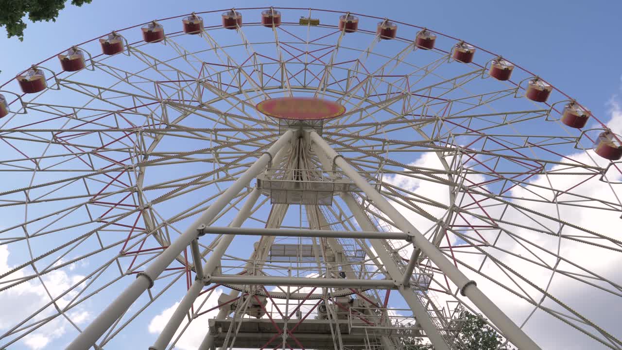gran rueda de ferris en el parque en verano en un día soleado