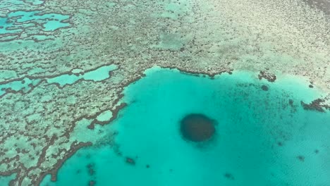 aerial 4k de la gran barrera de arrecife en queensland, australia en diciembre de 2022
