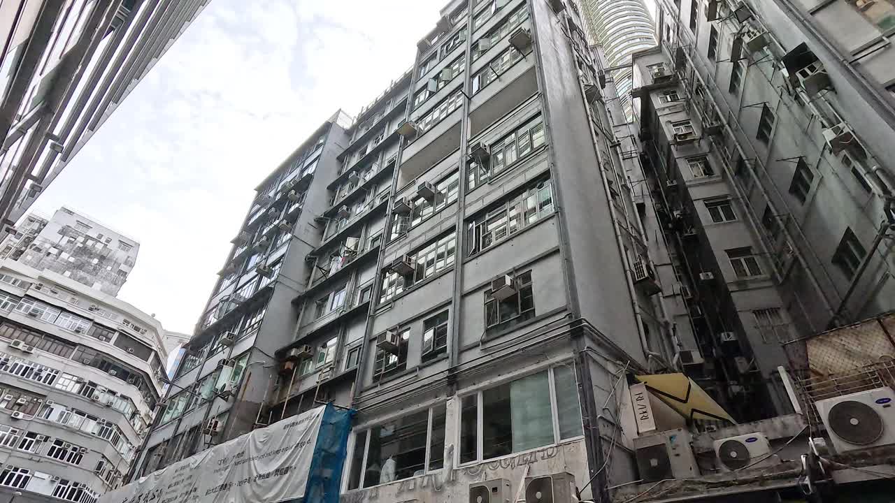 edificios de gran altura con una calle bulliciosa debajo