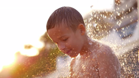 Kind-Nimmt-Bei-Sonnenuntergang-Eine-Stranddusche