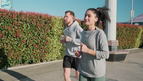 una pareja corriendo en un parque.