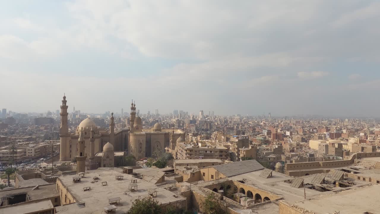 paisaje de la ciudad de el cairo, toma panorámica de la mezquita-madrasa del sultán hassan y la mezquita al-rifa'i, el antiguo horizonte de el cairo