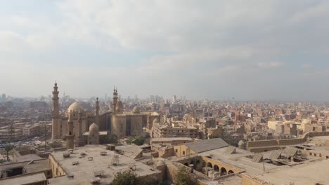 paisaje de la ciudad de el cairo, toma panorámica de la mezquita-madrasa del sultán hassan y la mezquita al-rifa'i, el antiguo horizonte de el cairo