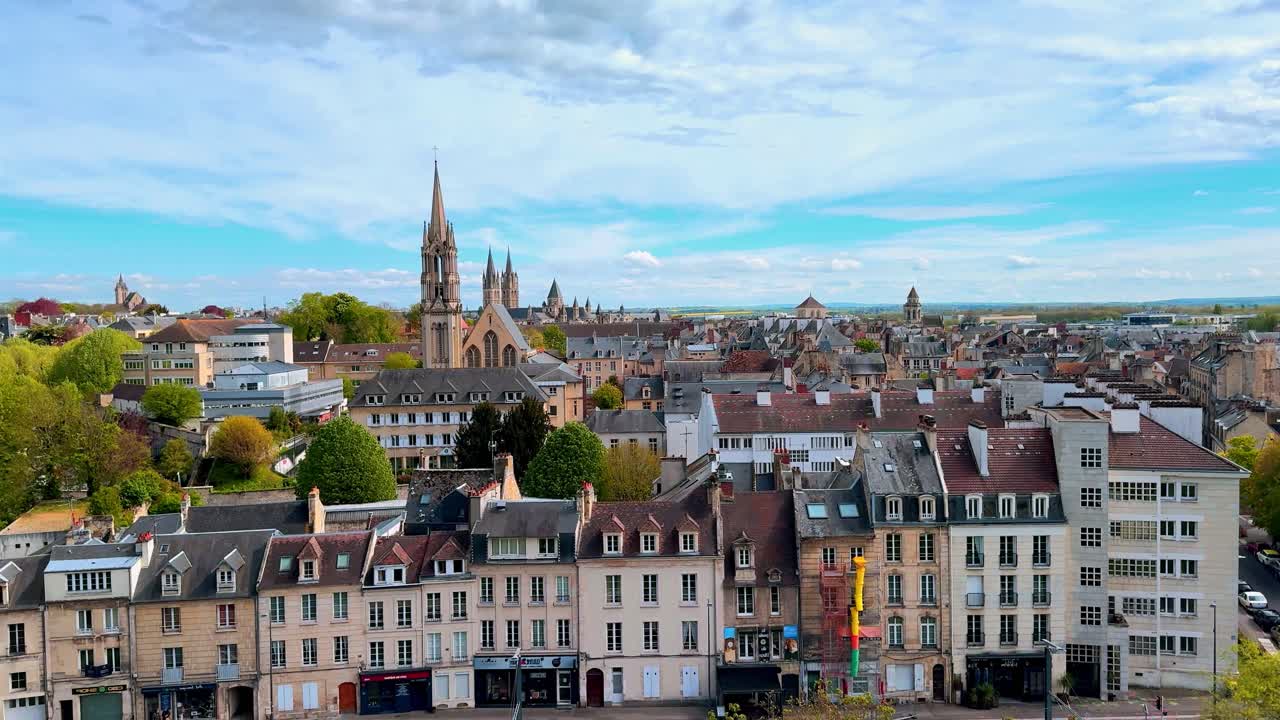 Zapierający dech w piersiach panoramiczny widok na Caen w Normandii we Francji z historycznych murów obronnych Château de Caen. Wysoka gotycka iglica kościoła Saint-Pierre wznosi się ponad gęstymi, tradycyjnymi dachami.