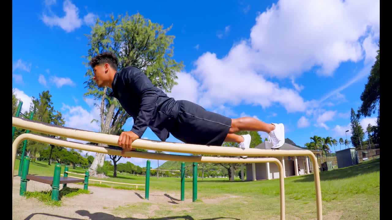 hombre haciendo flexiones en barras paralelas 4k