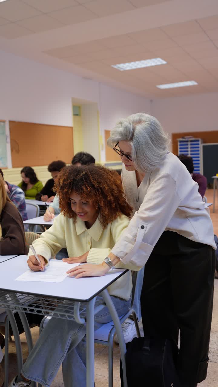 Insegnante Matura Guida Giovane Studente Durante Esame in Classe