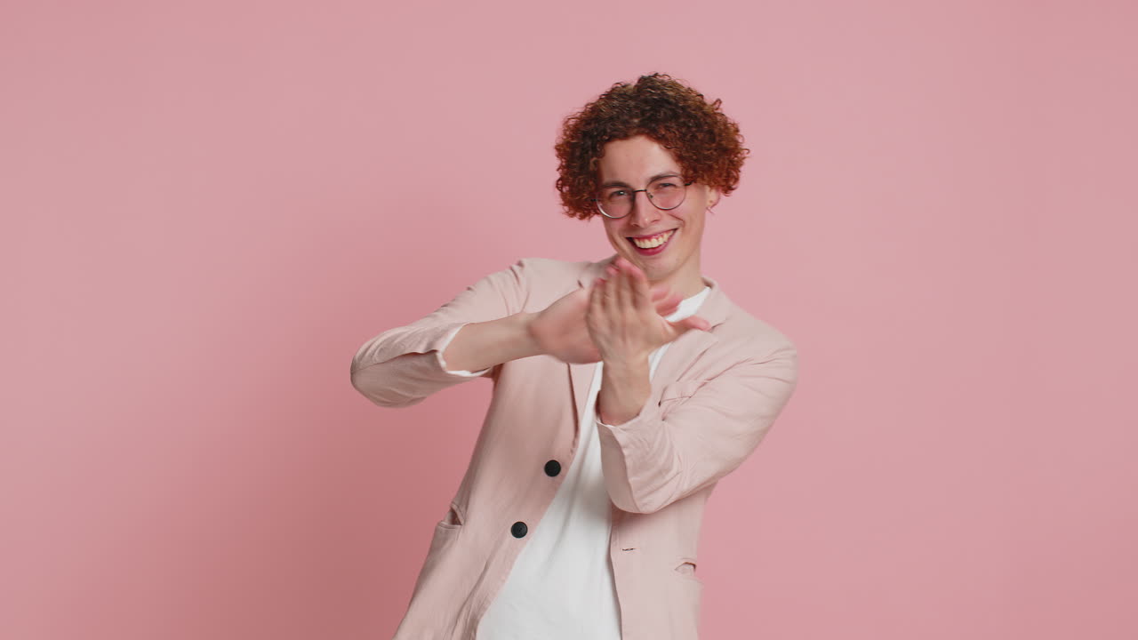 hombre mostrando desperdiciando arrojando compartiendo dinero más propinas gran ganancia ganando lotería premio mayor compras