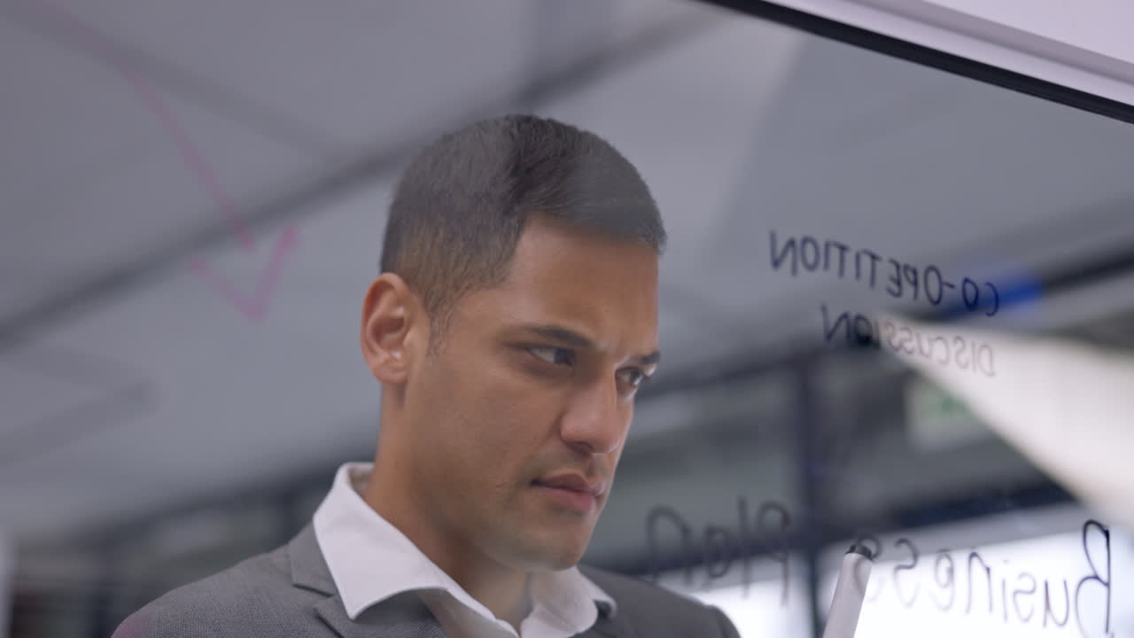 pensamiento, junta de planificación o hombre de negocios trabajando