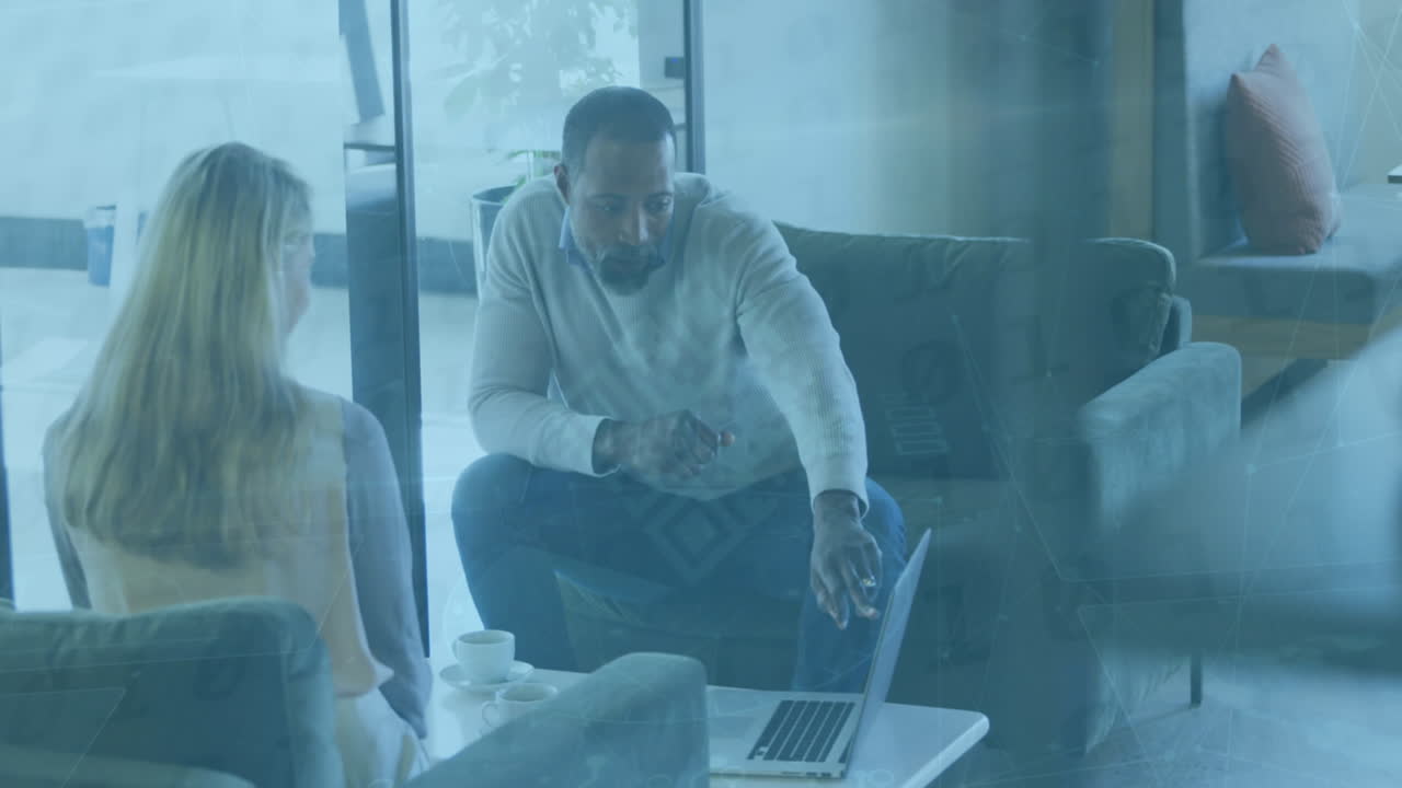Animazione dell'elaborazione dei dati su diverse persone d'affari che lavorano in ufficio.