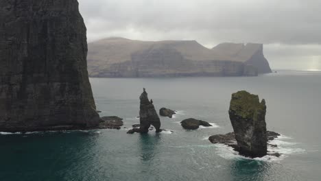 Pilas-Gigantes-De-Mar-De-Risin-Y-Kellingin-En-La-Costa-Norte-De-La-Isla-De-Eysturoy-En-Las-Islas-Feroe