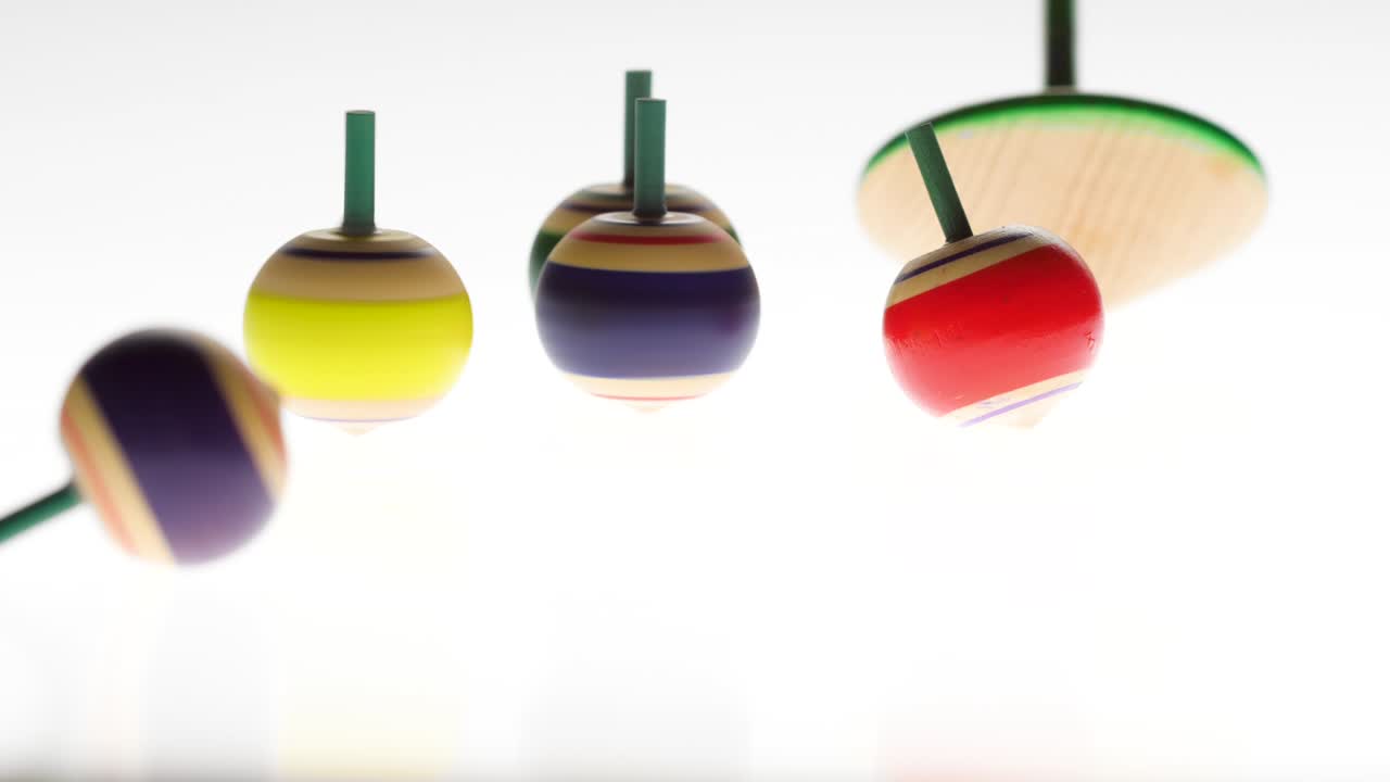 바탕에 회전하는 스핀