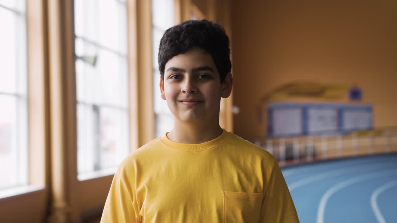 niño entrenando en el interior