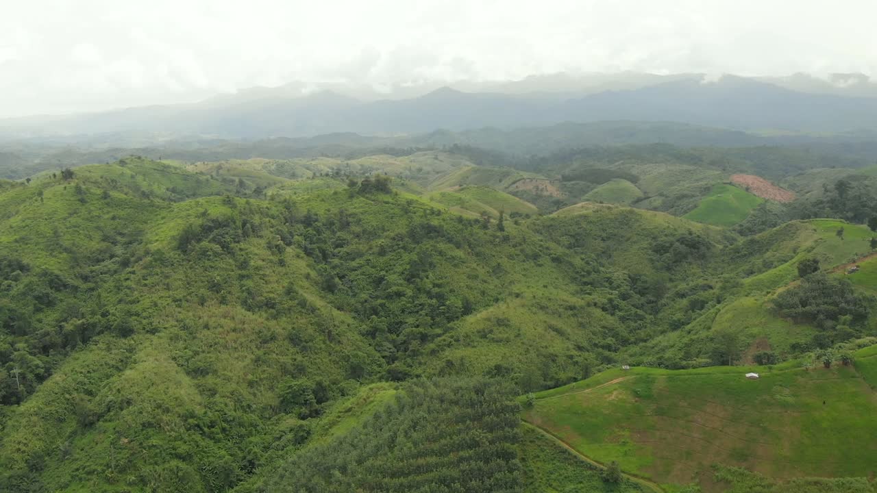 drone disparó sobre las montañas, tailandia