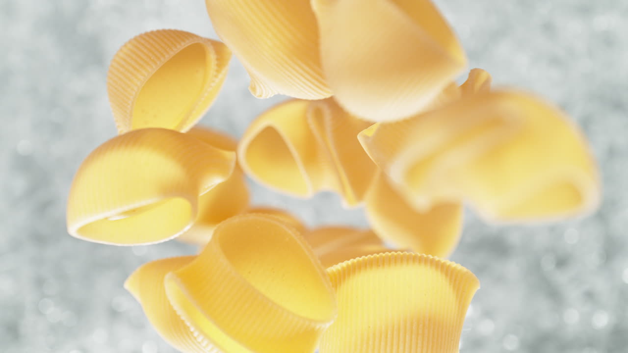 파이프 리게이트 파스타가 는 물의 비에 떨어지고 느린 동작으로 스플래시를 만들고, 테이블  뷰