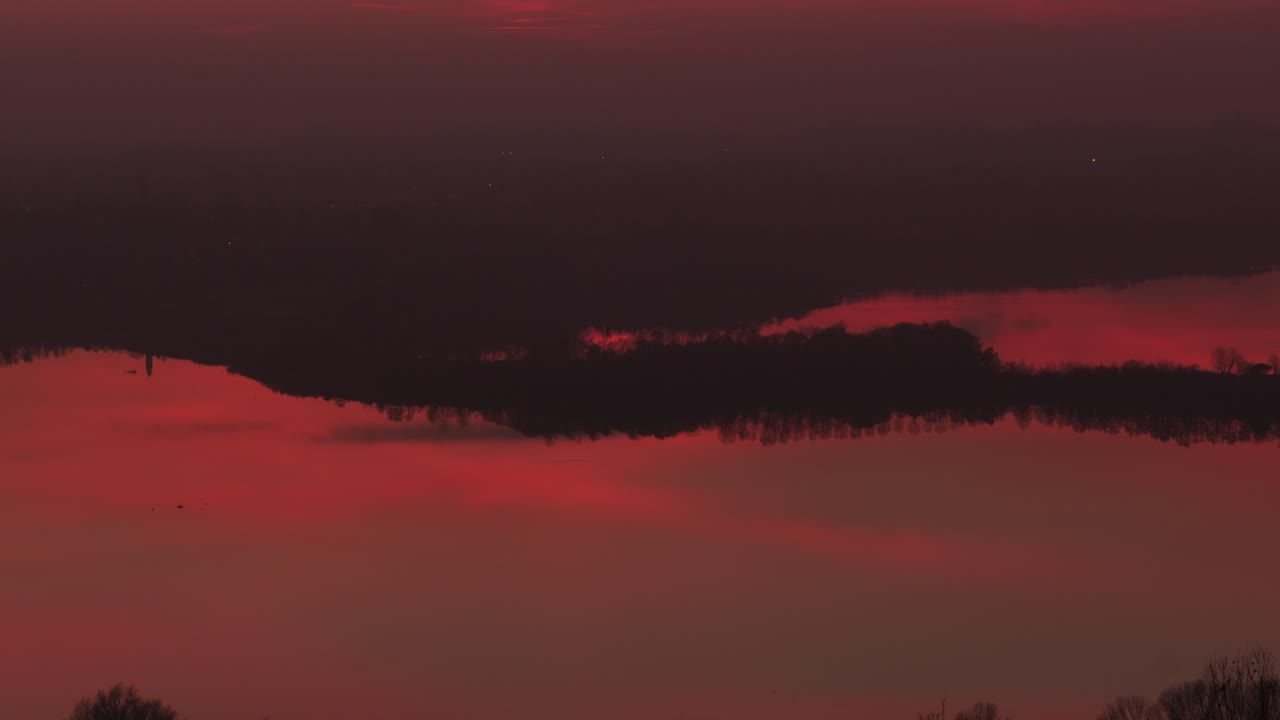 이탈리아의 호수 위로 일몰의 저속 촬영
