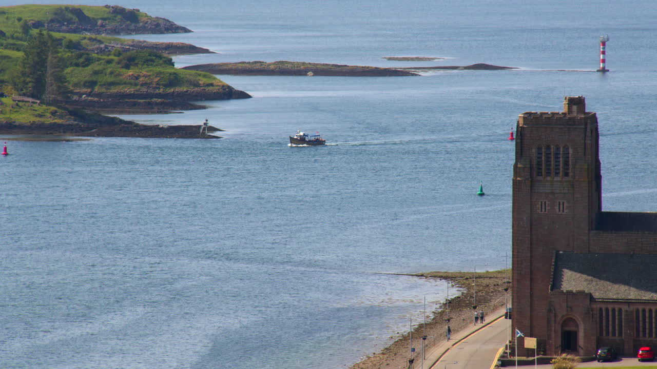 ภาพมุมกว้างของทางเข้าอ่าว Oban พร้อมเรือใบแล่นผ่าน