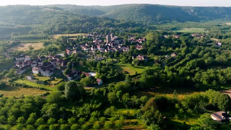 Vista-Aérea-De-Floirac,-Un-Pequeño-Pueblo-Medieval-En-El-Departamento-Francés-De-Lot.