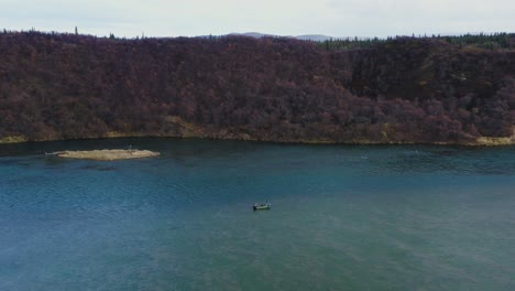 imágenes aéreas de drones de pescadores volando pescando desde un barco en el río naknek en la bahía de bristol, alaska.
