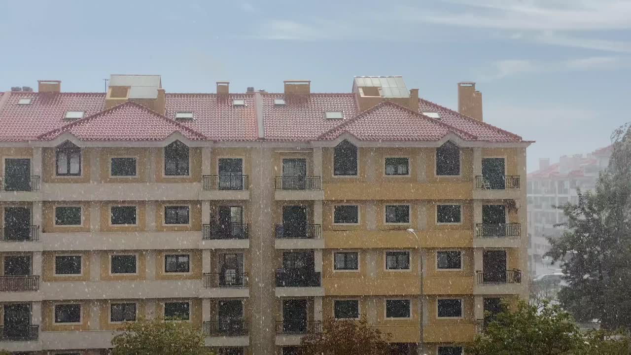 포르투갈의 안개와 비가 내리는 고층 건물