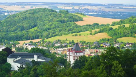 Überblick-Von-Der-Spitze-Des-Berghügels-über-Den-Königlichen-Schlosspalast-In-Weißgrauer-Und-Roter-Farbe,-Ort,-An-Dem-Die-Könige-Im-Hintergrund-Voller-Wälder-Und-Felder-Leben,-Standort-Der-Tschechischen-Republik