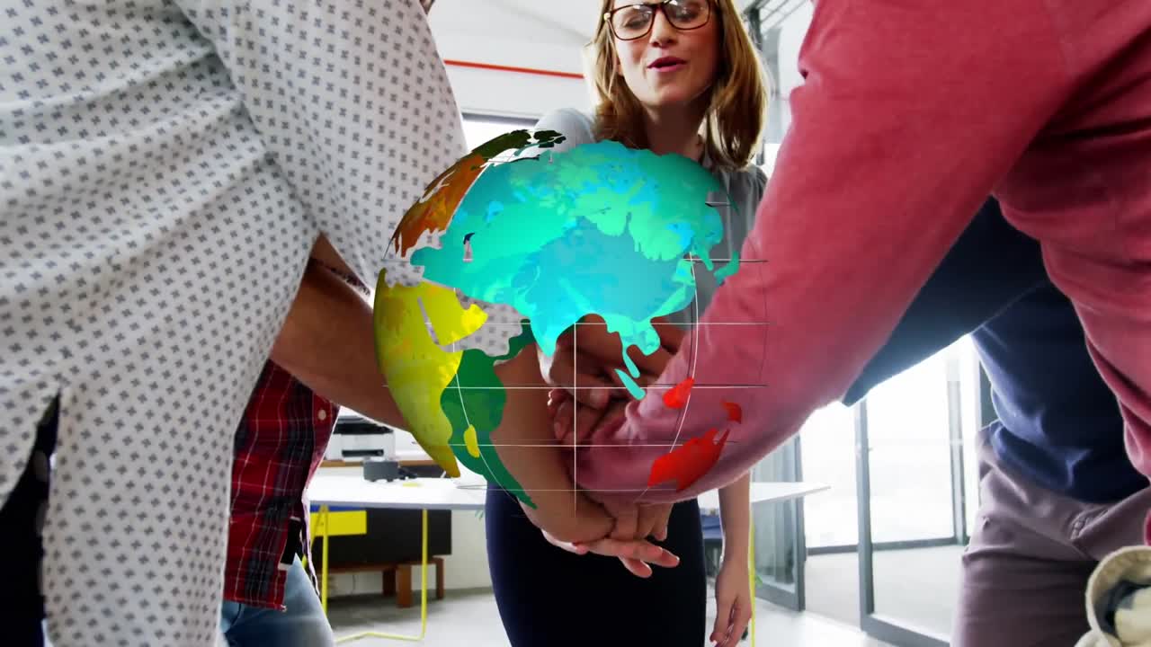 animación del globo sobre los colegas de trabajo apilando las manos en el fondo