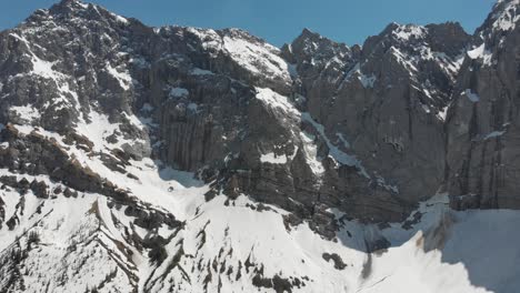 eng alm: senderismo en austria en verano con montaña de hierba y nieve con tomas aéreas y también a nivel del suelo a 4k 30fps