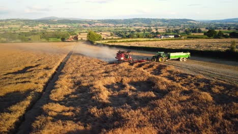 Cosechadora-Y-Tractor-Trabajando-En-La-Granja-En-La-Campiña-Inglesa