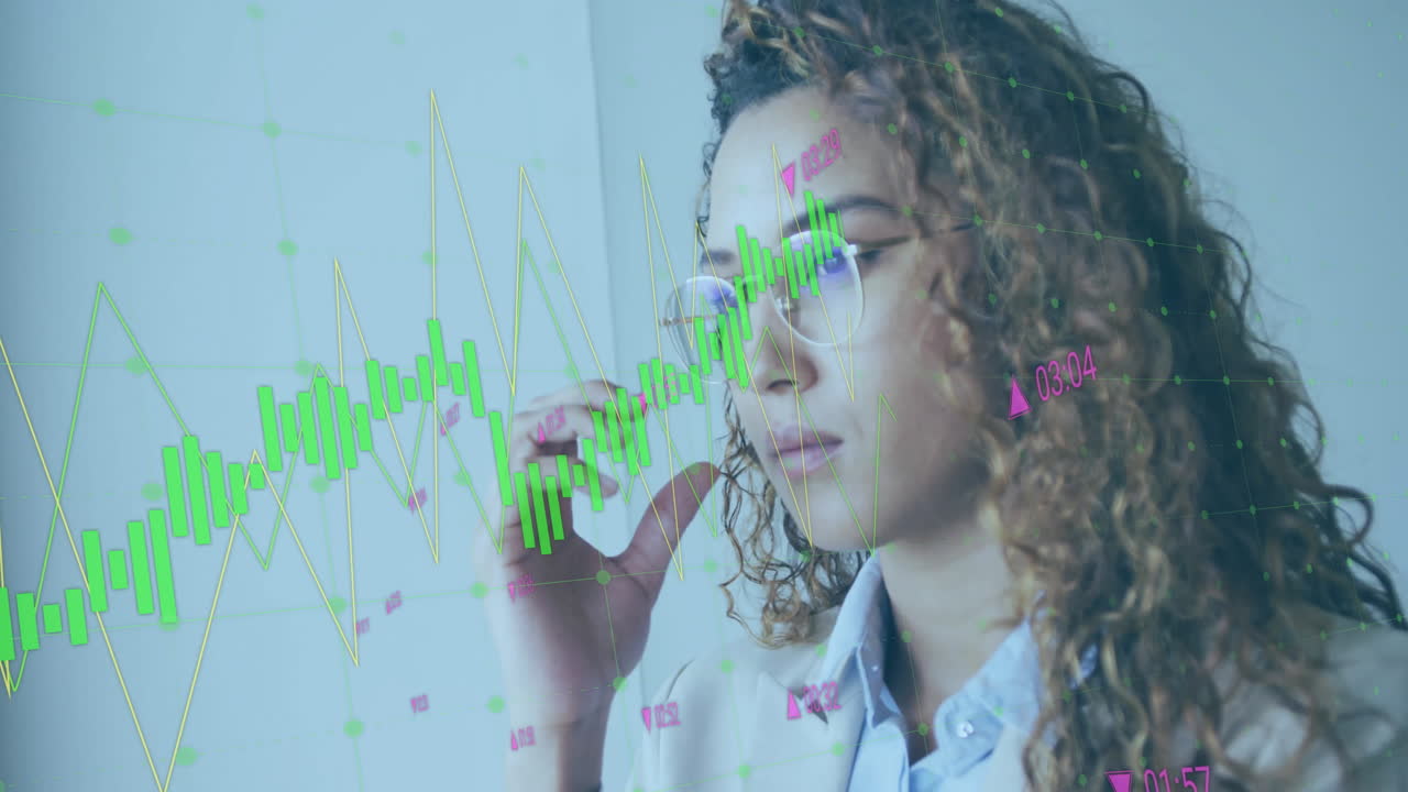 animación de múltiples gráficos con números cambiantes sobre mujer biracial mirando a través de la ventana