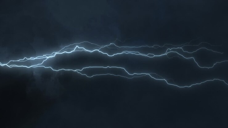 Nuvole temporalesche notturne con fulmini, fulmini di tempesta elettrica, temporale su sfondo nero