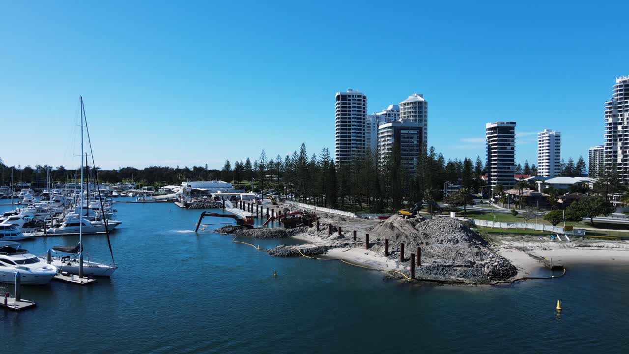 새로운 보트 선착장과 항구를 개발하기 위해 대규모 프로젝트를 진행 중인 여러 중장비 건설 기계