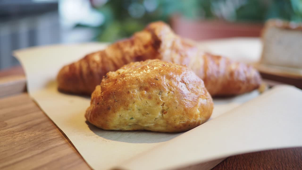 Primo piano di croissant e pasticcino appena sfornati