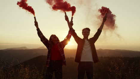 Mujer-Y-Hombre-Con-Bombas-De-Humo-De-Pie-En-La-Pradera