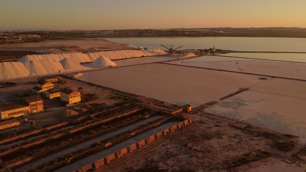 Luftfoto af saltproduktion og forladte bygninger