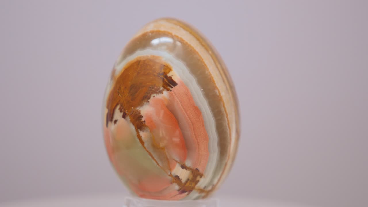 huevo mineral de ónix girando lentamente en una mesa giratoria