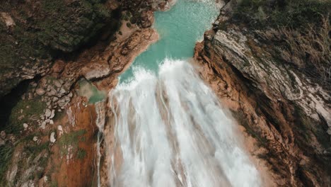 Vista-Aérea-De-La-Cascada-El-Chiflon-Que-Fluye-Hacia-La-Piscina-Natural-Azul-Turquesa-En-Chiapas,-México