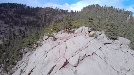 escaladores en la ladera de una colina en boulder colorado