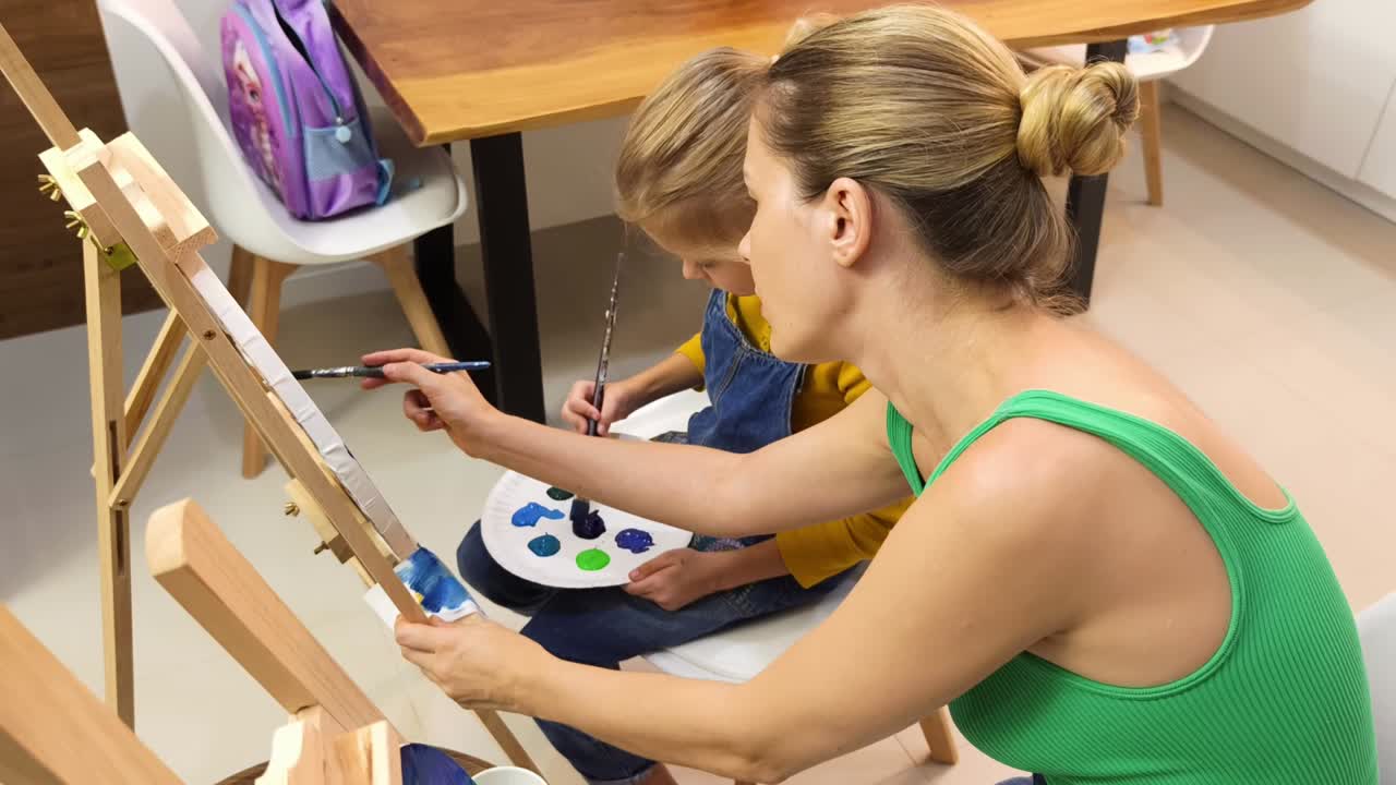 어머니와 딸이 함께 그림을 그리는 것