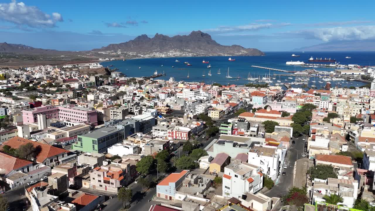 Veduta aerea dall'alto della città di Mindelo a São Vicente, Capo Verde. Ripresa con drone che mostra l'espansione urbana colorata, la costa atlantica e le montagne vulcaniche sotto un cielo sereno