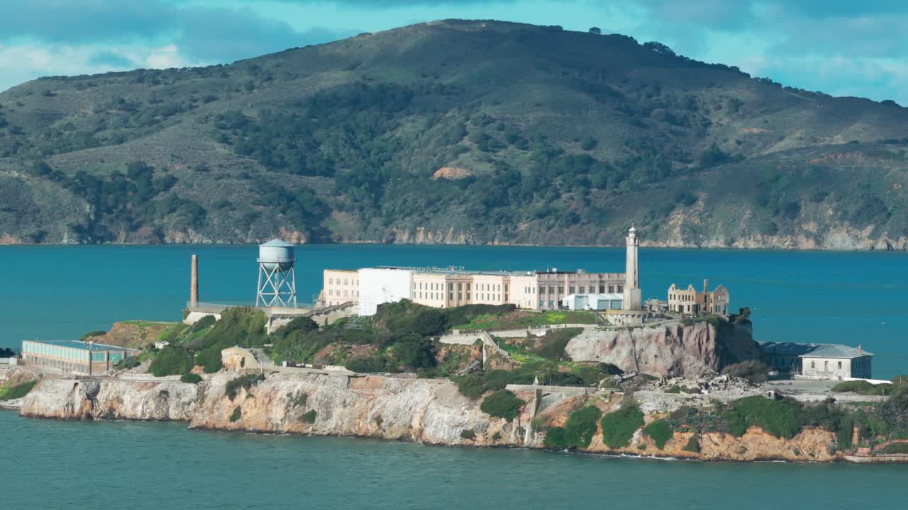 Teleobjektiivilla otettu ilmakuva Alcatrazin saaresta San Franciscon lahdella kirkkaan sinisenä päivänä Pohjois-Kaliforniassa. 4K