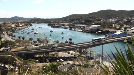 tráfico en viaducto sobre el canal itajuru en cabo frio, rj, brasil