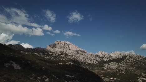 impresionante video de avión no tripulado de la montaña tulove grede en croacia
