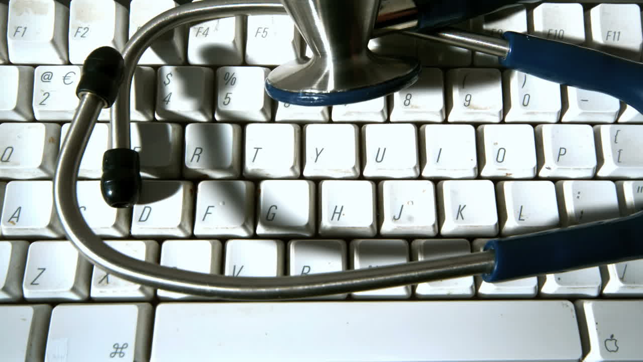 estetoscopio cayendo sobre el teclado de la computadora y luego vibrando
