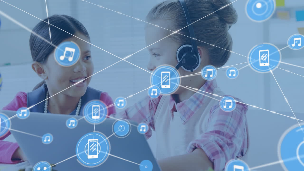 노트북을 사용하는 어린이에 대한 음악 및 스마트폰 아이콘 네트워크 애니메이션