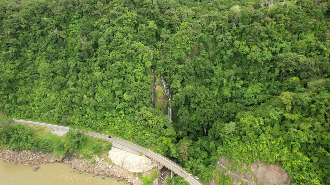vista aerea de cascada y rio frente a la carretera