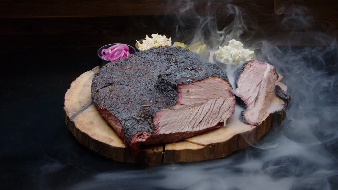 피클이 있는 소박한 나무 접시에 완벽하게 구운 돼지고기 햄과 적당한 연기 중간 샷