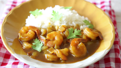 camarones en salsa de curry sobre arroz cubierto