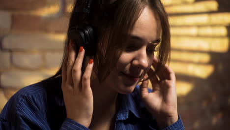 dj trabajando en el club nocturno