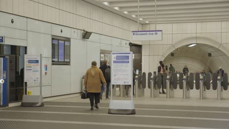 Eingang-Zur-U-Bahnstation-Der-New-Elizabeth-Line-In-Der-Bond-Street-London-UK-1